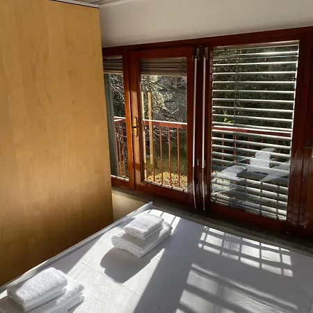 Cozy With Access To Garden 아파트