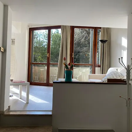 Cozy With Access To Garden